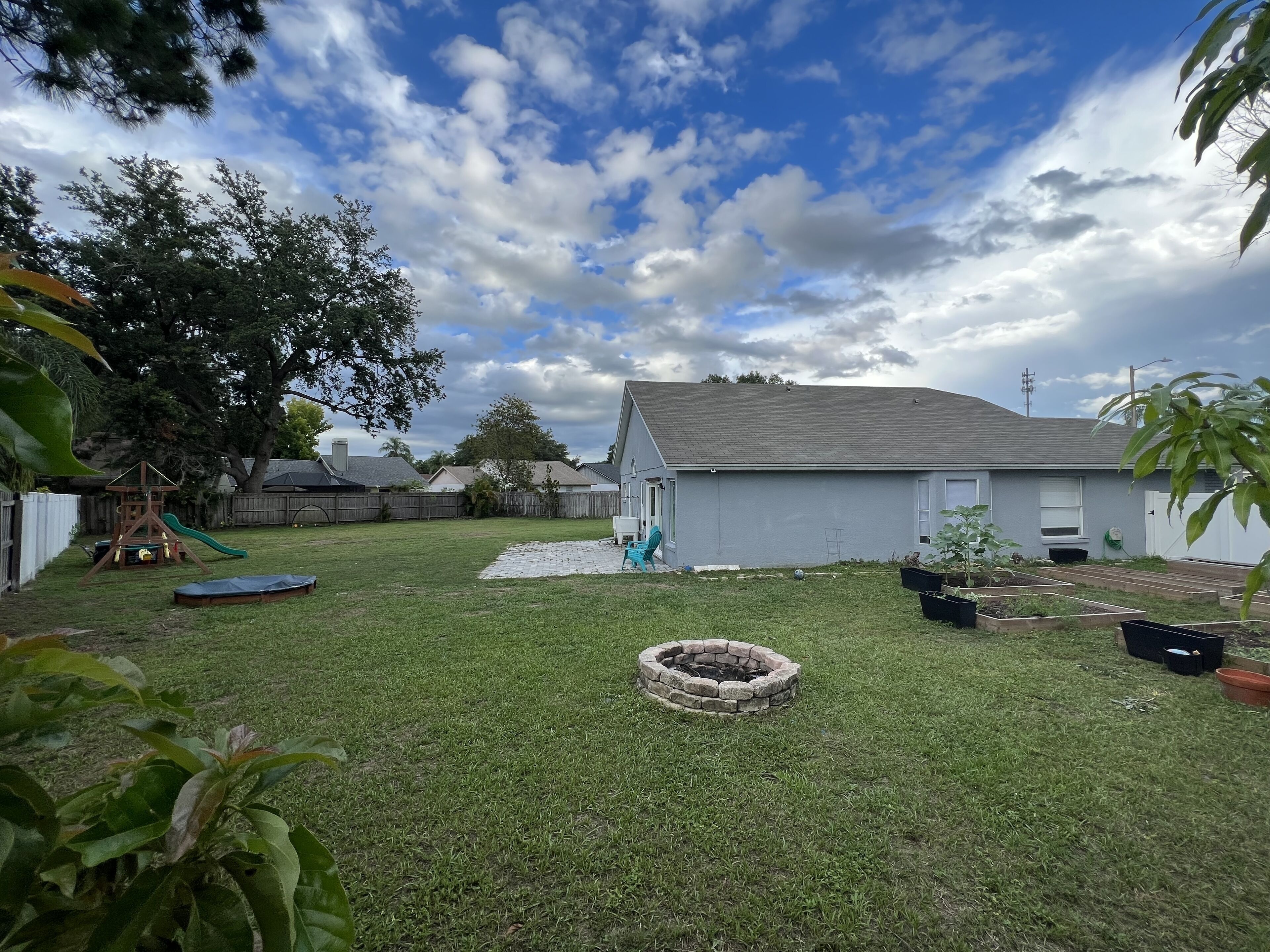 HUGE backyard/ playground / pets are FREE!!