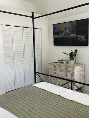 3 bedrooms, iron/ironing board, WiFi, bed sheets - HUGE backyard/ playground / pets are FREE!! (Tampa)