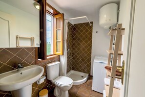 Dusj, hårføner, håndklær og såpe