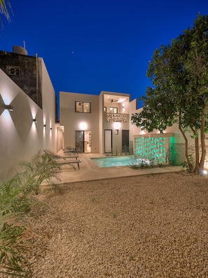 Exterior - Casa Cigno in Merida Centro with Sunny Pool & Private Garage! (Mérida)