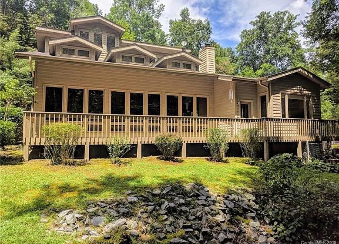 Creekside retreat 15 minutes from Pisgah and 15 minutes from Dupont forest . 