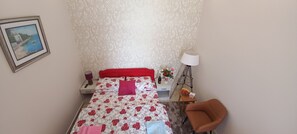 1 habitación y tabla de planchar con plancha 