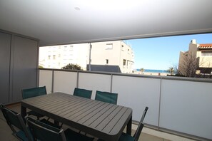 تناول الطعام بالخارج