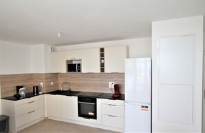 Réfrigérateur, micro-ondes, four, lave-vaisselle