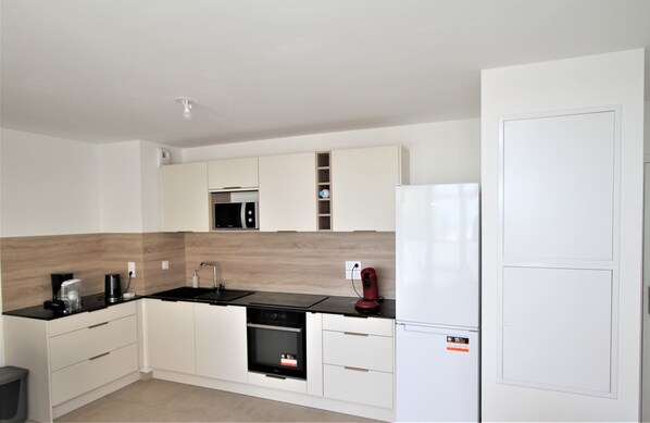 Réfrigérateur, micro-ondes, four, lave-vaisselle