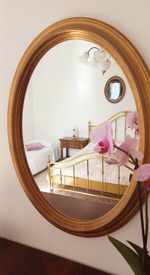 4 عدّة غرف نوم وخزنة داخل الغرفة ومكتب ومكواة/لوح كي