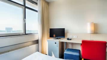 Phòng đôi hoặc 2 giường đơn Tiêu chuẩn | Bộ đồ giường kháng dị ứng, két bảo mật tại phòng, bàn, màn/rèm cản sáng