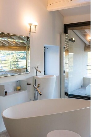 Shower, towels, soap, shampoo - Maison Piscine Pierre et Design, Pont du Gard Uzès (Valliguières)
