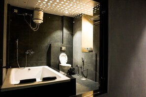 Chambre supérieure | Salle de bain | Articles de toilette (gratuits), séchoir à cheveux, bidet