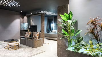 Master Suite Room (Bath Tub) | Premium bedding, down duvets, memory-foam beds, in-room safe