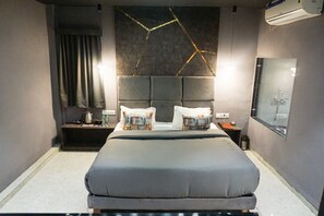 Master Suite Room (Bath Tub)