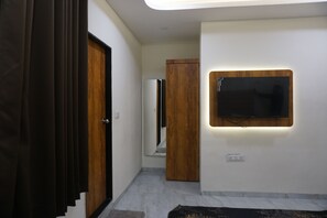 Premium bedding, down duvets, memory-foam beds, in-room safe - The Havelock Hotel, Vijay Nagar (Indore)