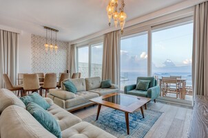 华丽别墅, 5 间卧室, 私人游泳池, 海景 | 起居区 | 52-英寸液晶电视（配备卫星频道）