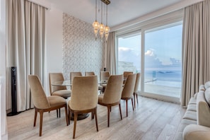 Deluxe-Villa, 5 Schlafzimmer, eigener Pool, Meerblick | Wohnbereich | 52-Zoll-LCD-Fernseher mit Satellitenempfang