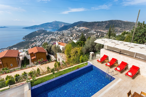 Deluxe-Villa, 5 Schlafzimmer, eigener Pool, Meerblick | Terrasse/Patio
