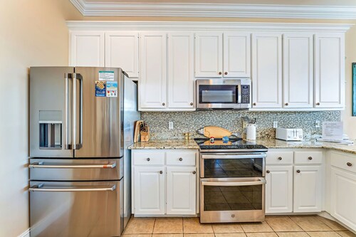 Southern Star - Across Street From Beach, Bay Views. Community Pool!