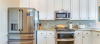 Southern Star - Across Street From Beach, Bay Views. Community Pool!