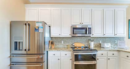 Southern Star - Across Street From Beach, Bay Views. Community Pool!