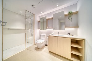 Een douche, een haardroger, handdoeken, zeep