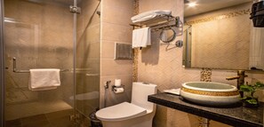 Deluxe-Zimmer | Badezimmer | Dusche, Regendusche, Handtücher, Seife