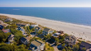 Una zona residencial costera con casas cerca de la playa.