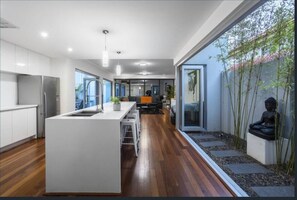 Basic House, Multiple Beds | Private kitchen | Fridge, microwave, oven, stovetop