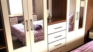 2 bedrooms, iron/ironing board, Internet, bed sheets