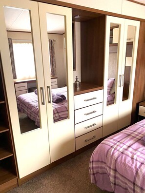 2 bedrooms, iron/ironing board, Internet, bed sheets