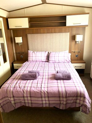 2 bedrooms, iron/ironing board, Internet, bed sheets