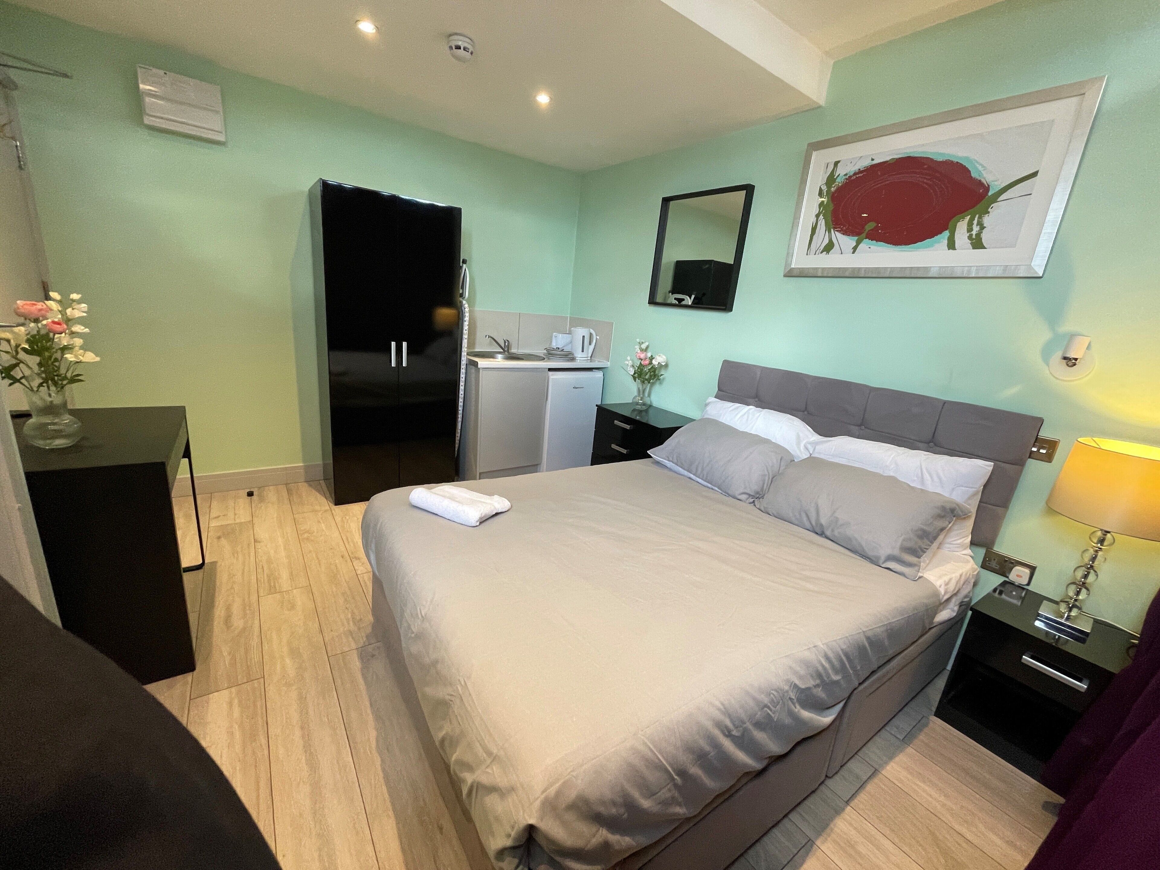 1 slaapkamer, een bureau, een strijkplank/strijkijzer, wifi