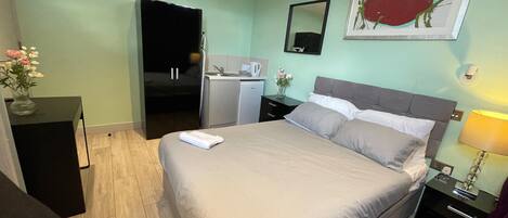 1 chambre, bureau, fer et planche à repasser, Wi-Fi