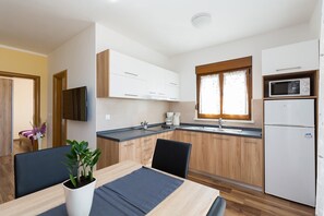 Microondas, placa de cocina, tostadora
