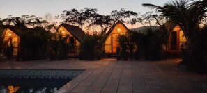 华丽客房 | 特色家居、办公桌、笔记本电脑工作区、遮光窗帘