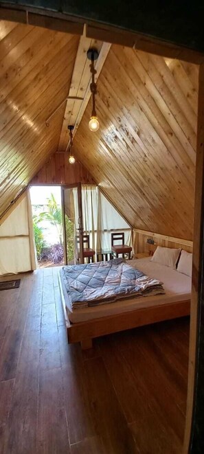 华丽客房 | 特色家居、办公桌、笔记本电脑工作区、遮光窗帘