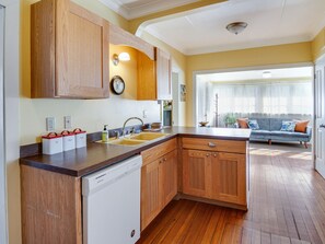 Kjøleskap, mikrobølgeovn, oppvaskmaskin og kaffetrakter/tekoker