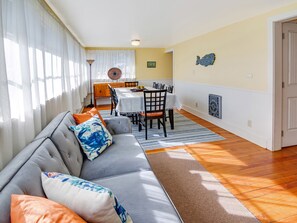 TV, fireplace - Maple Street Beach House - Bay View (Waldport)