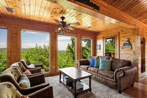 Een smart-tv, een open haard, tafelvoetbal en boeken