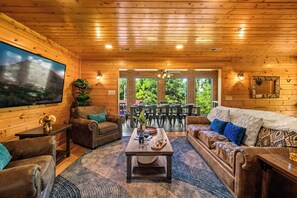 Een smart-tv, een open haard, tafelvoetbal en boeken