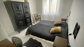 2 slaapkamers, een bureau, een strijkplank/strijkijzer, reisbedje