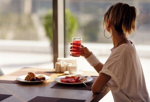 朝食 (ビュッフェ)、毎日提供 (1 名様 15 USD)