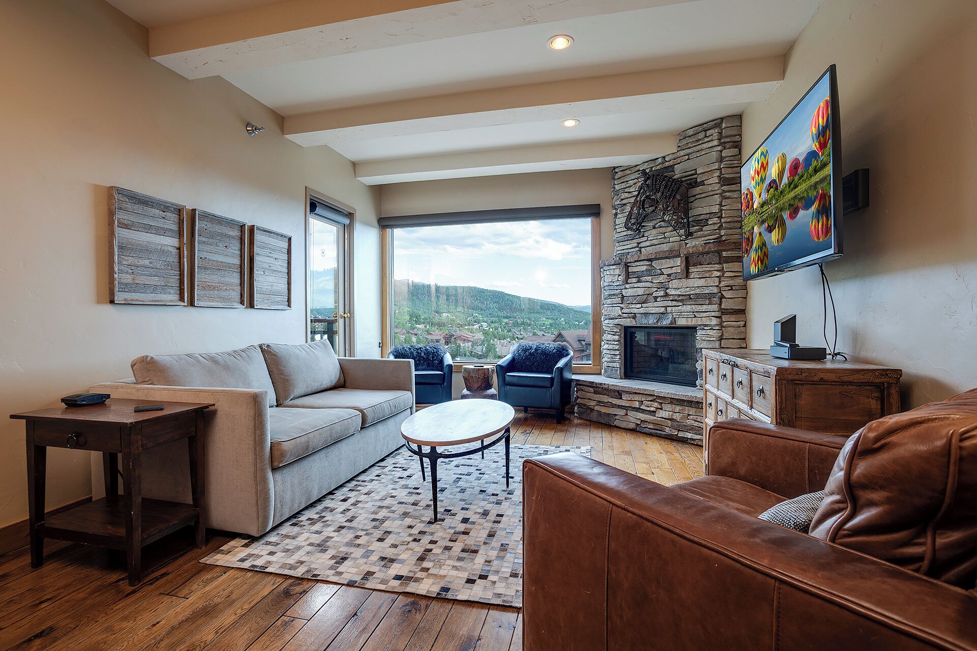 Télévision à écran plat, cheminée