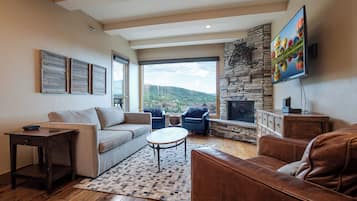 Een flatscreentelevisie en een open haard