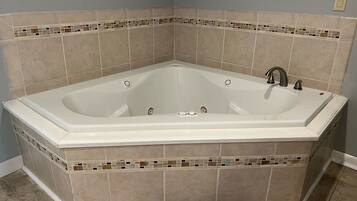 Banheira de hidromassagem, secador de cabelo, toalhas de banho, sabonete