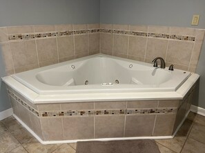 Jetted bath, hair dryer, towels, soap - Stay In Ohiopyle by the trail with a jetted tub (Ohiopyle)