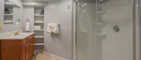 Baignoire Ă jets, sĂšche-cheveux, serviettes fournies, savon