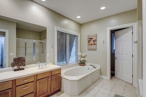 Combined shower/bathtub, hair dryer, towels - 8116 Wendover Dunes - Absolutely stunning 3-Bedroom Villa! (Hilton Head Island)