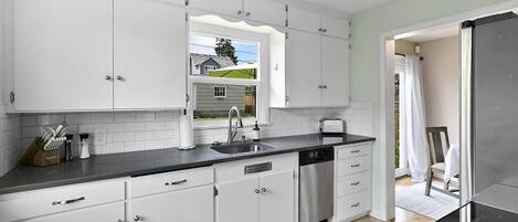 Réfrigérateur, four à micro-ondes, un four, surface de cuisson