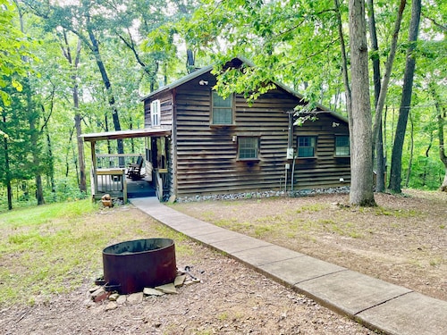 Cozy Cabin in the hills of Kentucky Lake. Family getaway or relaxing escape!