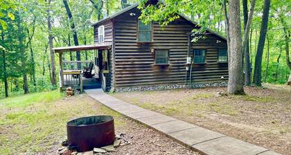 Cozy Cabin in the hills of Kentucky Lake. Family getaway or relaxing escape!