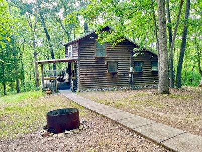 Cozy Cabin in the hills of Kentucky Lake. Family getaway or relaxing escape!
